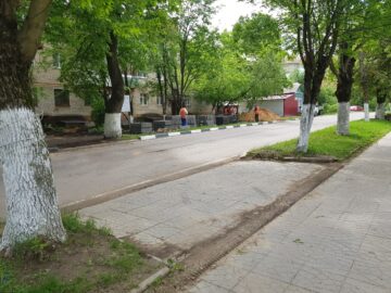 Продолжены работы по благоустройству придомовой территории.