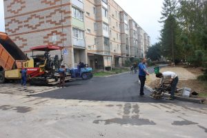 В Боровске по ул.Мира 62 ведется укладка асфальта.