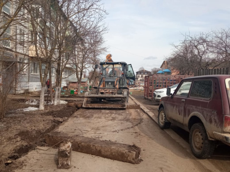 В Боровске подрядчик приступил к работам по благоустройству придомовых территории. В Боровске подрядчик приступил к работам по благоустройству придомовых территории.