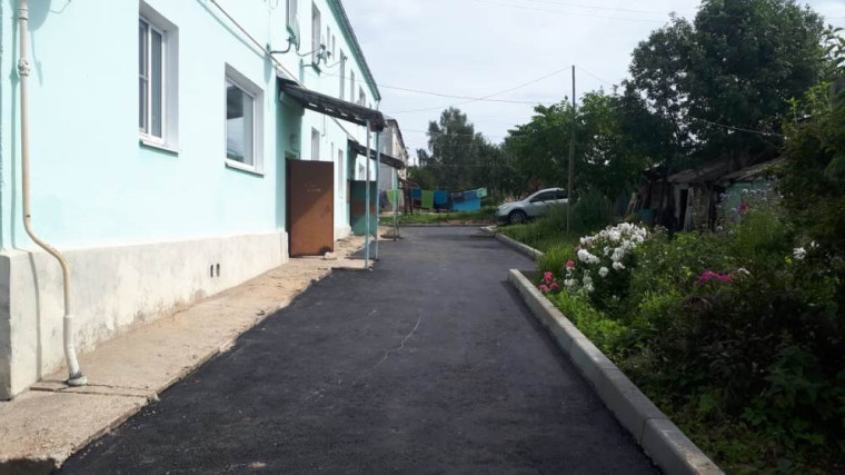 Подрядчик продолжает работы по благоустройству придомовых территорий. Подрядчик продолжает работы по благоустройству придомовых территорий.