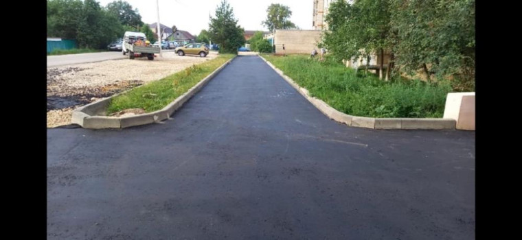 Тротуар появился у многоквартирного дома. Тротуар появился у многоквартирного дома.